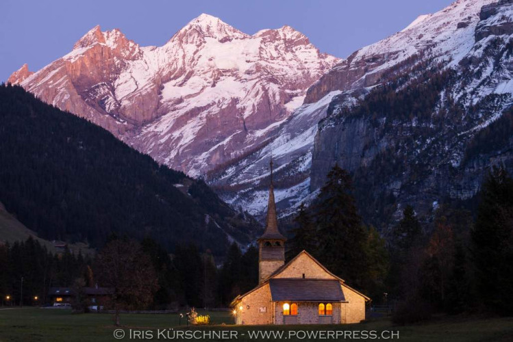 Kirche von Kandersteg unterm Blüemlisalpmassiv