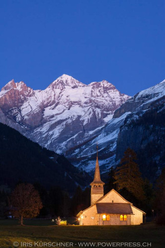 Kirche von Kandersteg unterm Blüemlisalpmassiv